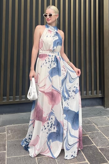 Pembe Halter Yaka Yırtmaç Detaylı Desenli Uzun Elbise MG2162
