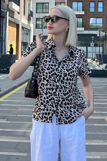 Ekru Leopar Desenli Kısa Kollu Kadın Gömlek MG2098