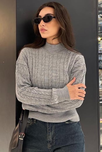 Gri Yarım Balıkçı Yaka Örgülü Triko Kadın Kazak MG2257