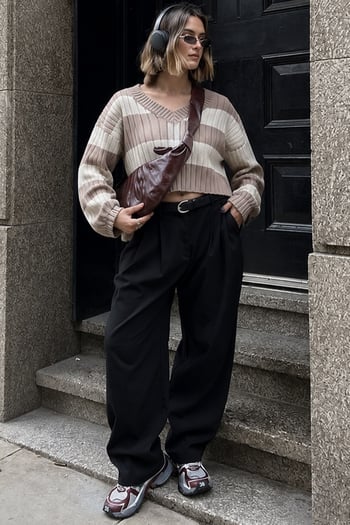 Bej V Yaka Çizgili Crop Kadın Kazak MG1441