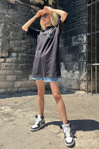 Siyah Baskılı Oversize Yuvarlak Yaka Kadın Tişört