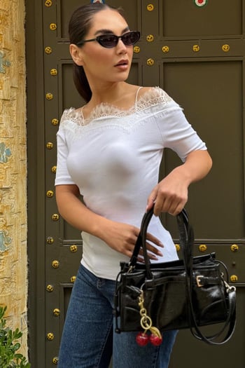 Beyaz Dantelli Madonna Yaka Slim Fit Tişört MG2743