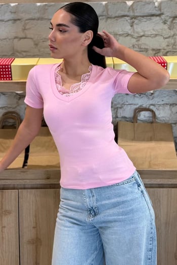 Pembe V Yaka Dantelli Kadın Tişört MG2712