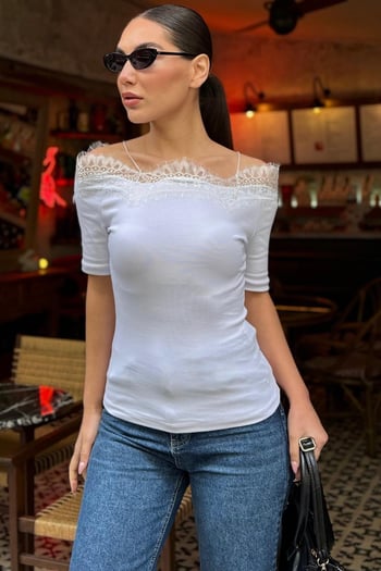 Beyaz Dantelli Madonna Yaka Slim Fit Tişört MG2743
