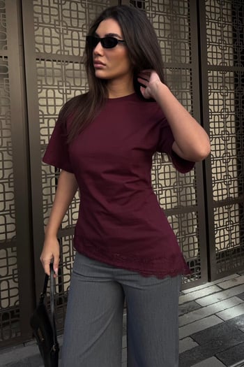 Bordo Dantel Detaylı Belden Oturtmalı Asimetrik Kadın Tişört MG2719