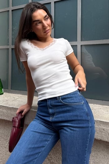 Ekru V Yaka Dantelli Slim Fit Kadın Tişört MG2683