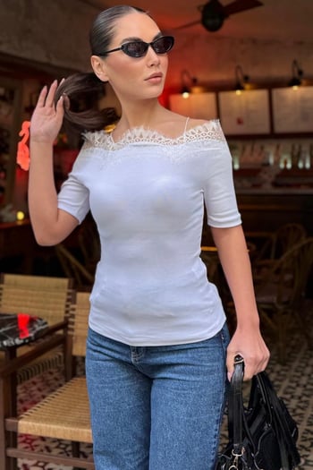 Beyaz Dantelli Madonna Yaka Slim Fit Tişört MG2743
