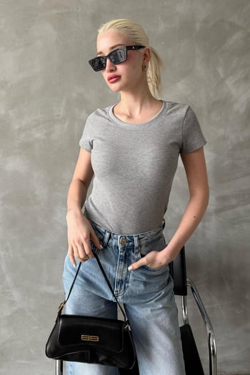 Gri Geniş Yaka Fittili Basic Kadın T-shirt Mg2293