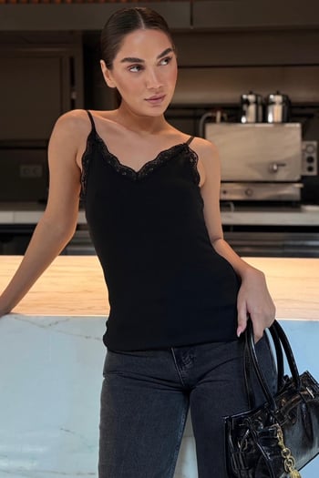 Siyah Dantelli V Yaka İnce Askılı Atlet MG2720