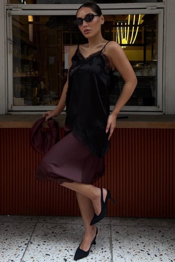 Siyah Dantelli Asimetrik Kesim Saten Bluz MG2694