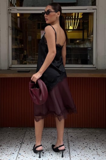 Siyah Dantelli Asimetrik Kesim Saten Bluz MG2694