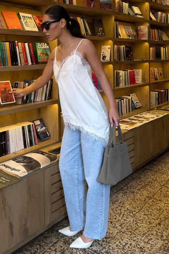 Beyaz Dantelli Asimetrik Kesim Saten Bluz MG2694