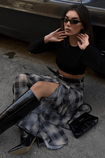 Siyah Kemerli Yırtmaçlı Ekose Desen Volanlı Etek MG2715 