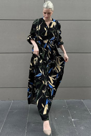 Siyah Bilekleri Lastikli Yarım Düğmeli Hakim Yaka Çiçekli Elbise MG2028