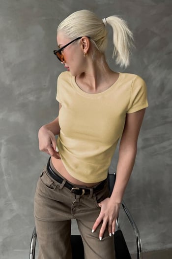 Sarı Geniş Yaka Fittili Basic Kadın T-shirt Mg2293