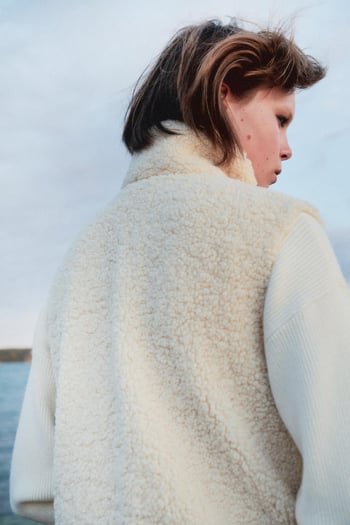 Ekru Dik Yaka Kadın Peluş Yelek MG2578