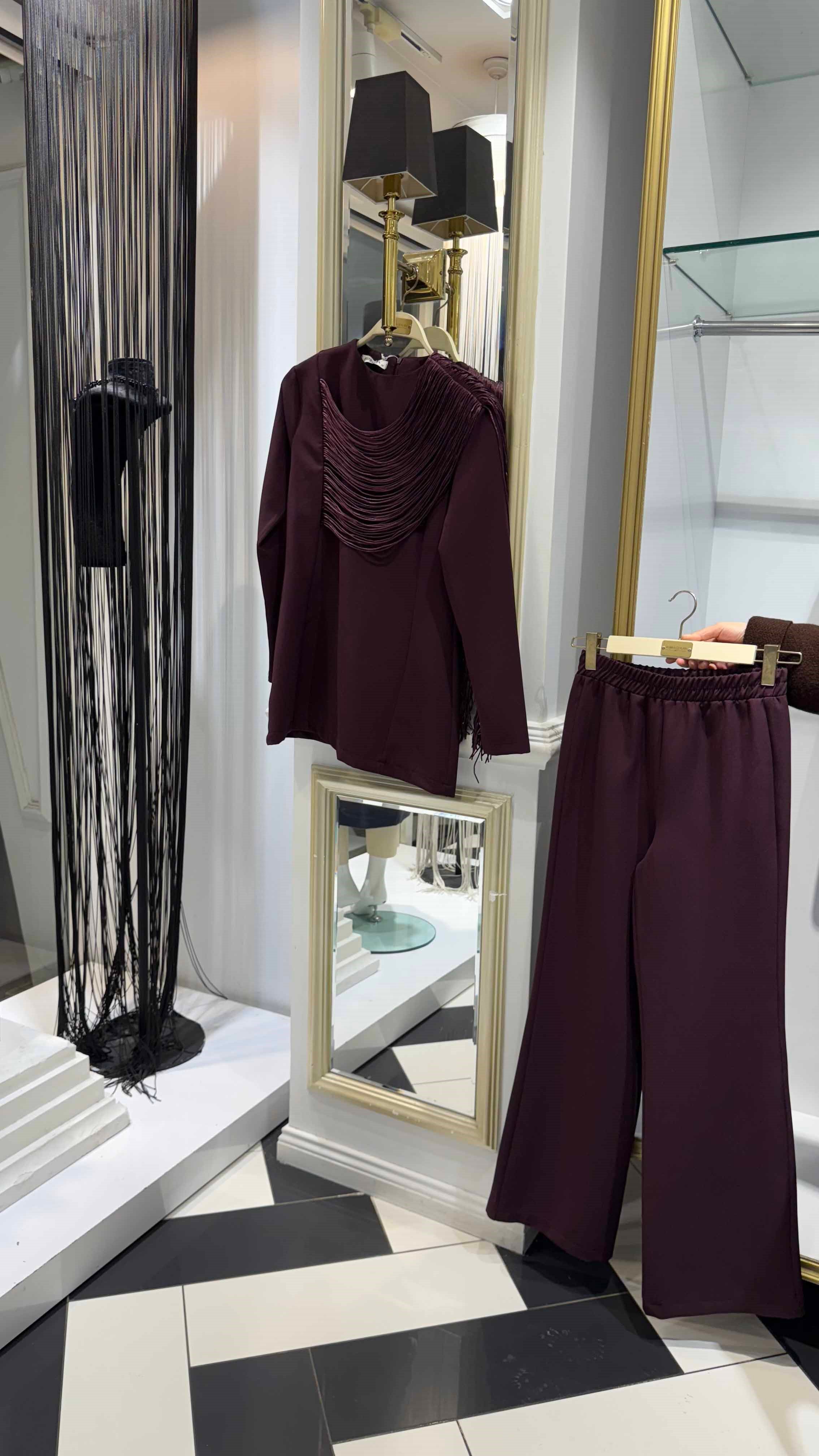 Püskül  Detay Pantolonlu Takım