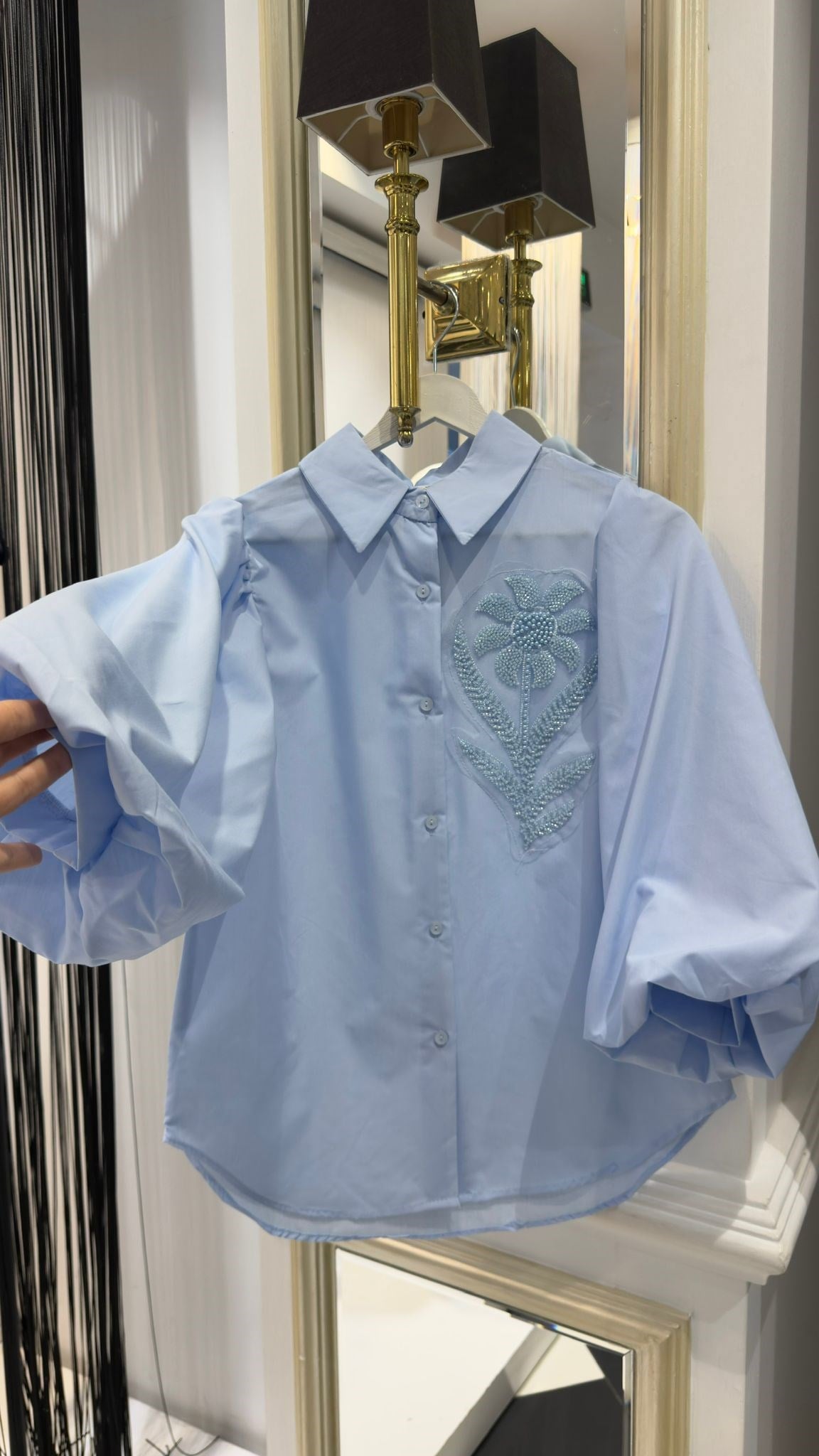 Çiçek Detay Boncuklu Gömlek