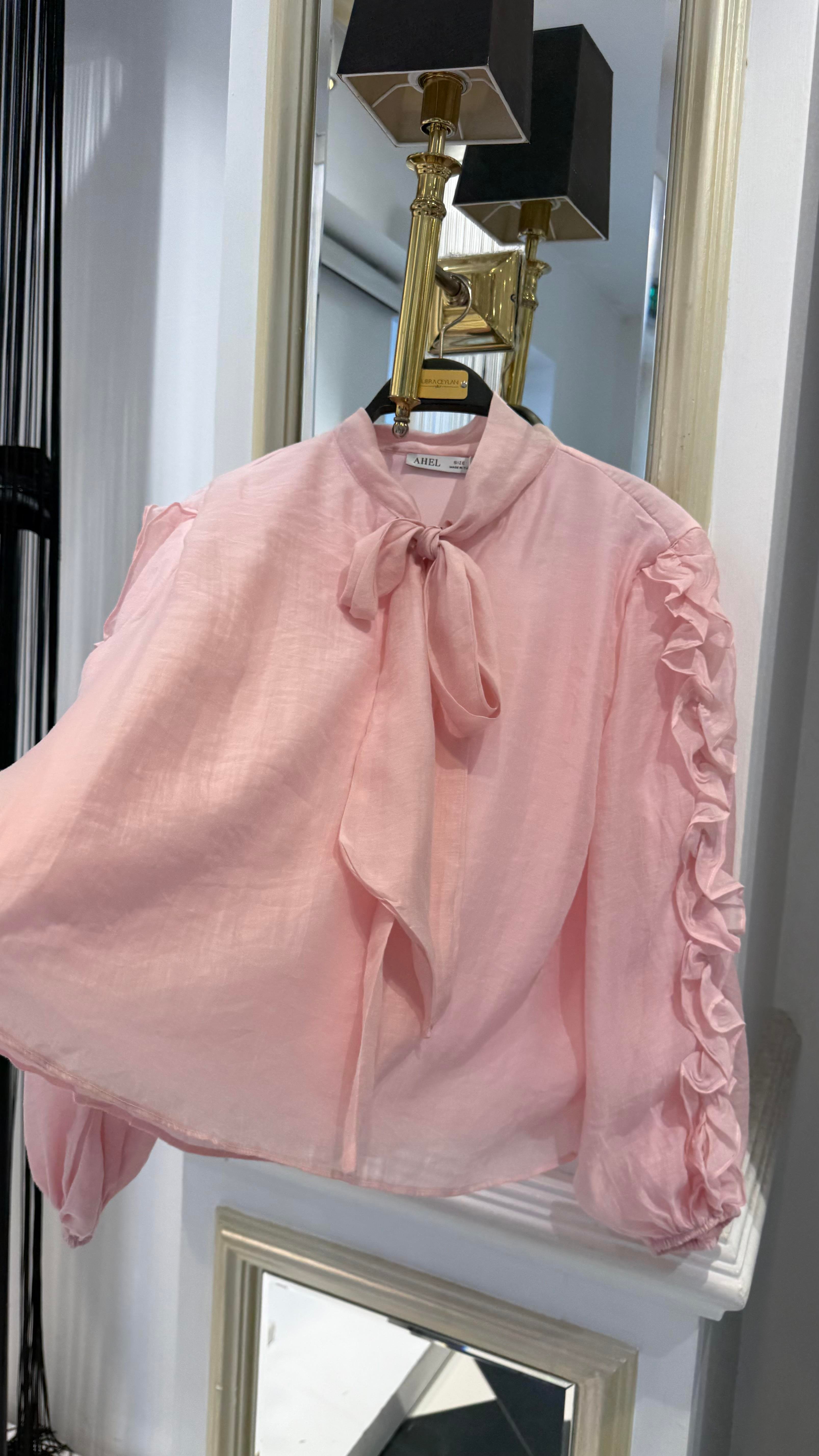 Yakası Kravatlı Takım