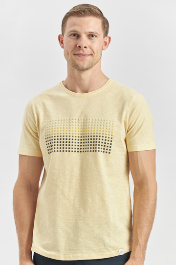 Sarı Baskılı Bez Ayağı Bisiklet Yaka Cepli %100 Pamuk Slim Fit Dar Kesim Tişört 1011240182