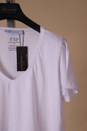 T-ShirtV Yaka Uzun Yırtmajlı Yarım Kollu Penye T-ShirtACLASSICS