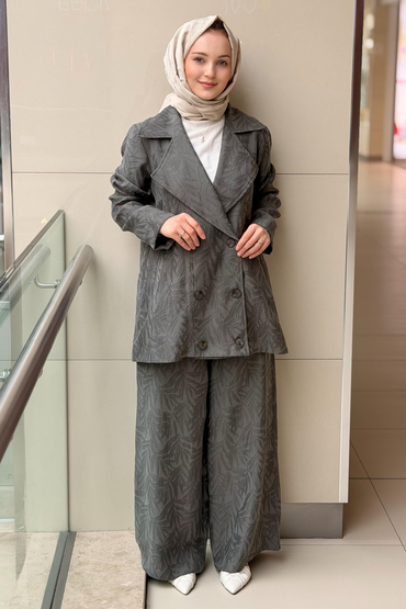 Nurcan Çetin Kruvaze Yaka Kendinden Yaprak Desenli Ceket Pantolon Taklım