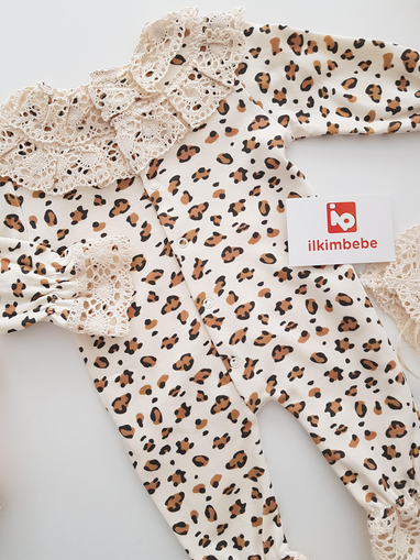Leoparlı Dantelli Bebek Tulumu