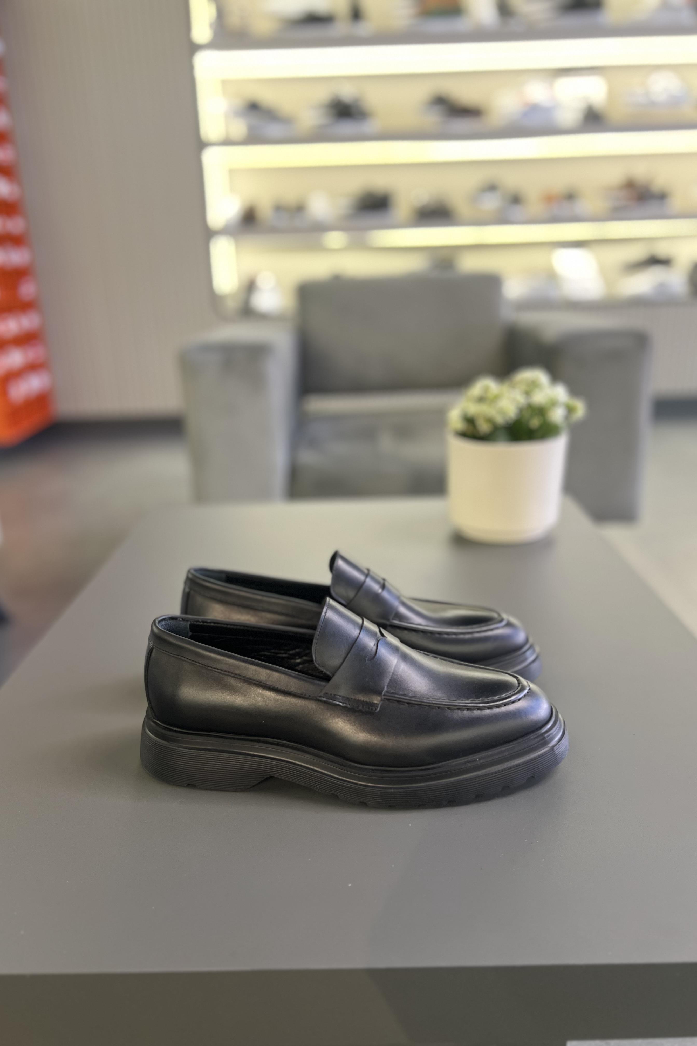 Erkek Deri Kalın Tabanlı Klasik Loafer — Siyah