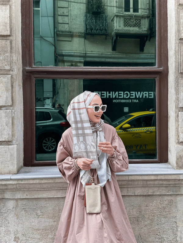 Busenur'un Bej Tartan Desen Şal Tercihi - görsel 4
