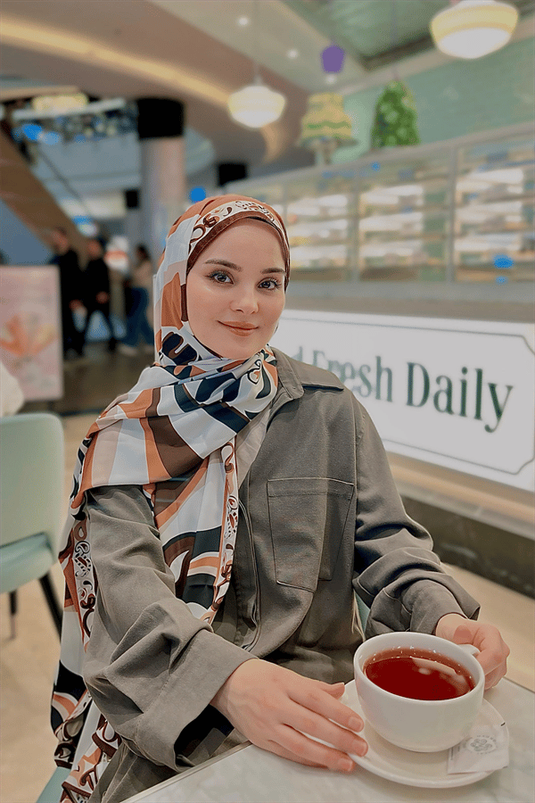 Betül'ün Pastel Kahve Dila Desen İpek Şal Tercihi