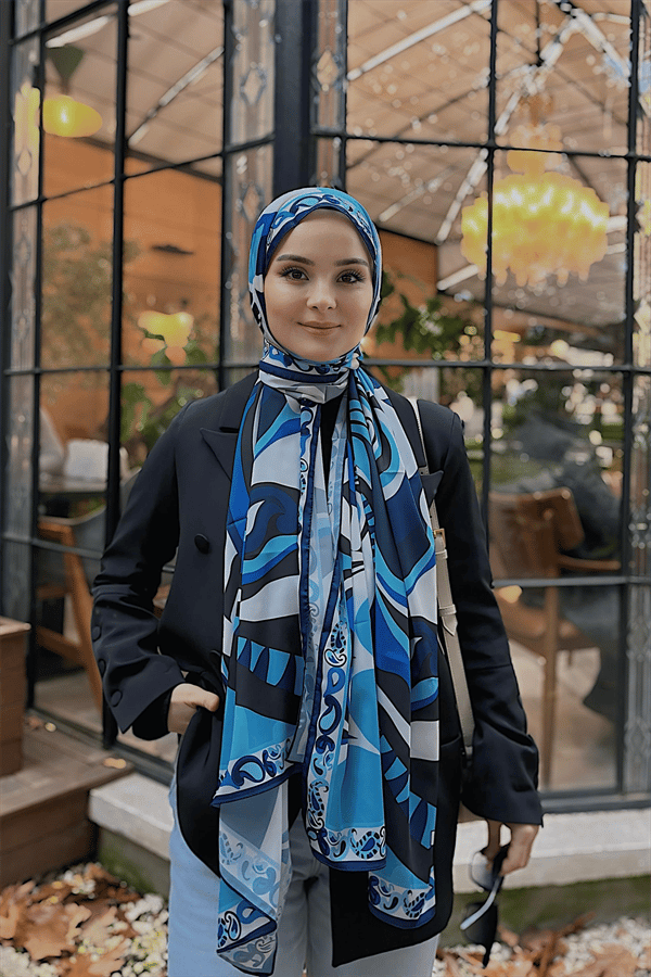 Betül'ün Pastel Mavi Dila Desen İpek Şal Tercihi
