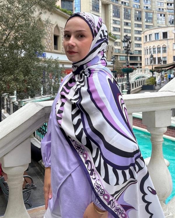 Betül'ün Pastel Mor Dila Desen İpek Şal Tercihi - görsel 3