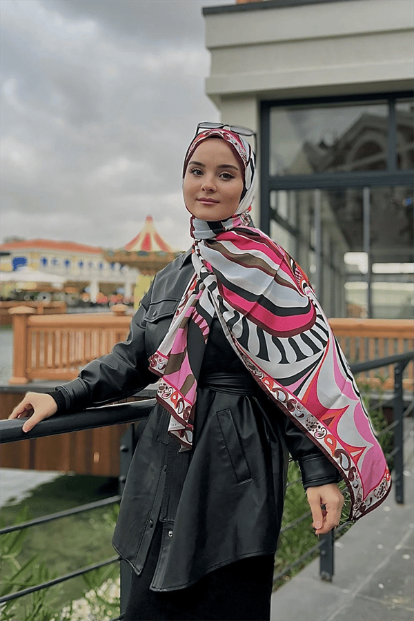 Betül'ün Pastel Pembe Dila Desen İpek Şal Tercihi