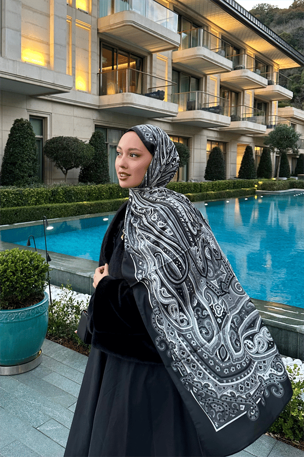 Betül'ün Siyah Zeren Desen İpek Şal Tercihi