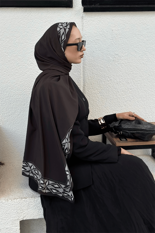Beyza'nın Siyah Venedik Desen Pamuk Vual Şal Tercihi - görsel 3