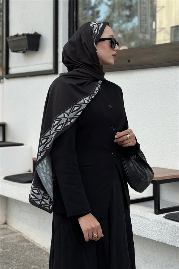 Beyza'nın Siyah Venedik Desen Pamuk Vual Şal Tercihi