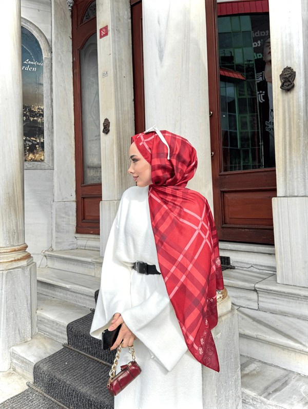 Busenur'un Bordo Tartan Desen Şal Tercihi - görsel 4