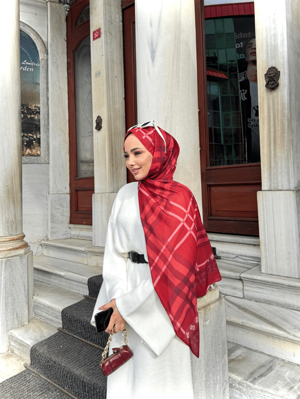 Busenur'un Bordo Tartan Desen Şal Tercihi