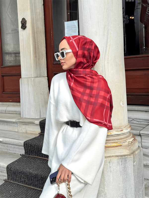 Busenur'un Bordo Tartan Desen Şal Tercihi - görsel 3