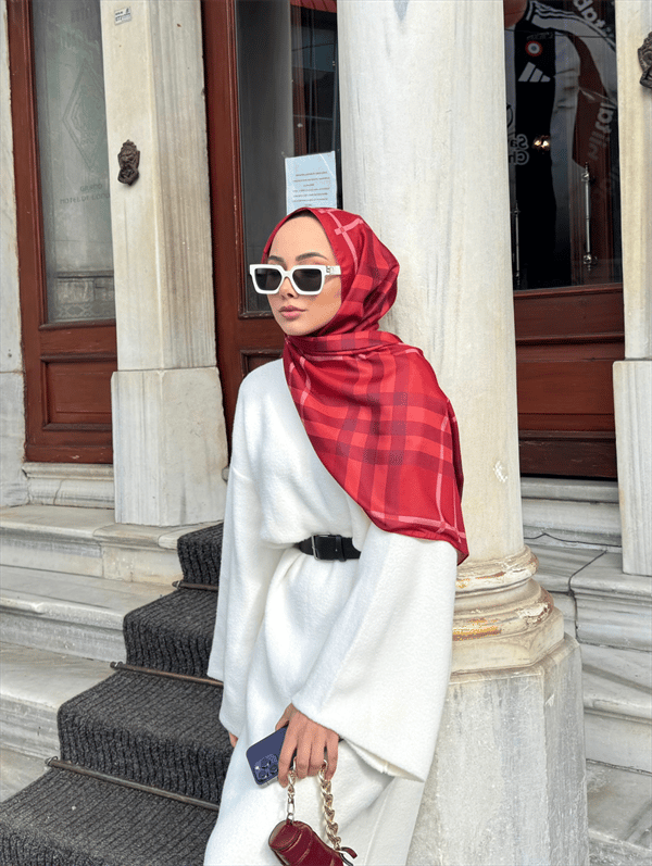 Busenur'un Bordo Tartan Desen Şal Tercihi - görsel 5