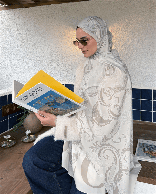 Busenur'un Bej Deva Desen Pamuk Vual Şal Tercihi - görsel 3