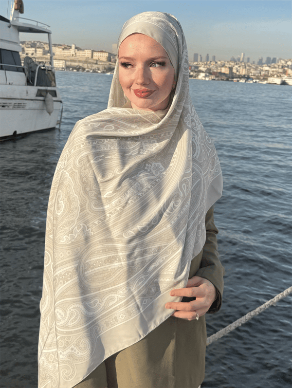 Derya'nın Bej Zeren Desen İpek Şal Tercihi