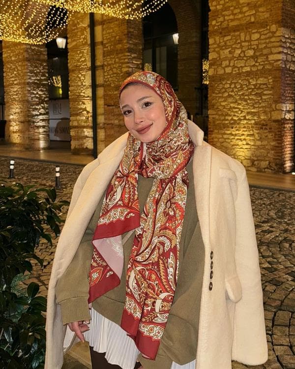 Derya'nın Bordo Balamir Desen İpek Şal Tercihi - görsel 3