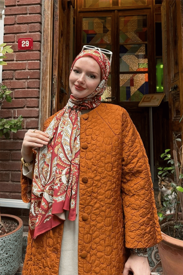 Derya'nın Bordo Balamir Desen İpek Şal Tercihi