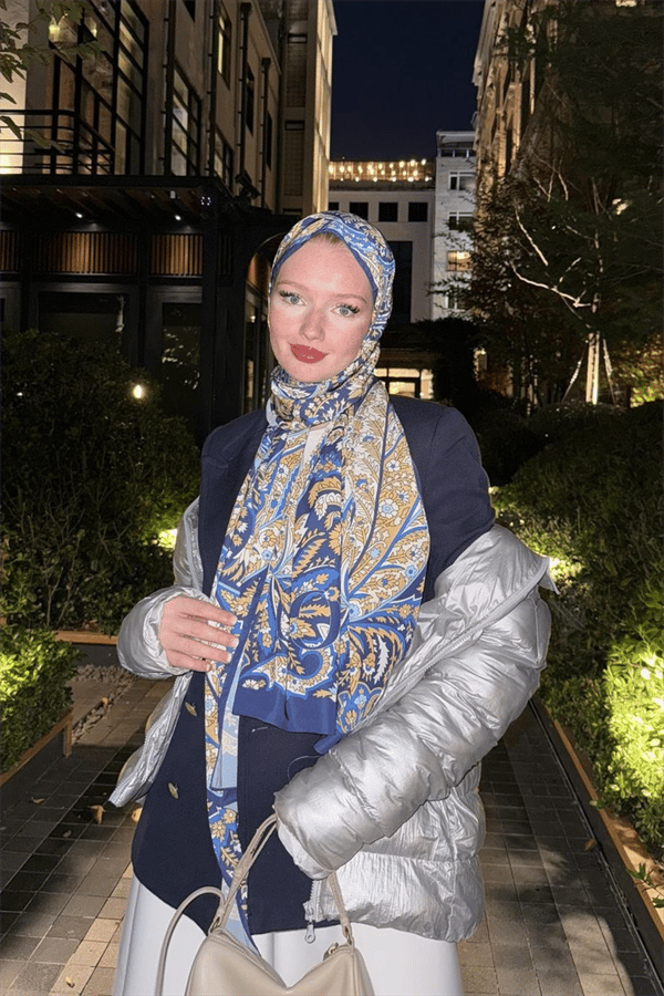 Derya'nın Mavi Balamir Desen İpek Şal Tercihi
