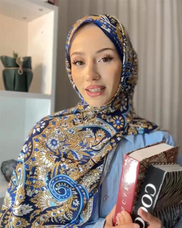 Derya'nın Mavi Balamir Desen İpek Şal Tercihi - görsel 3