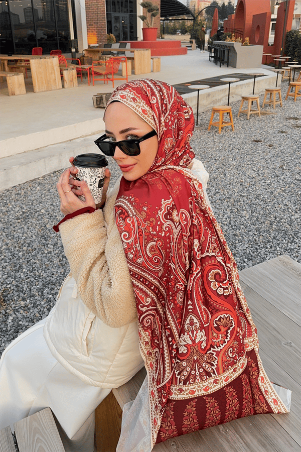 Duygu'nun Bordo Ediz Desen İpek Şal Tercihi