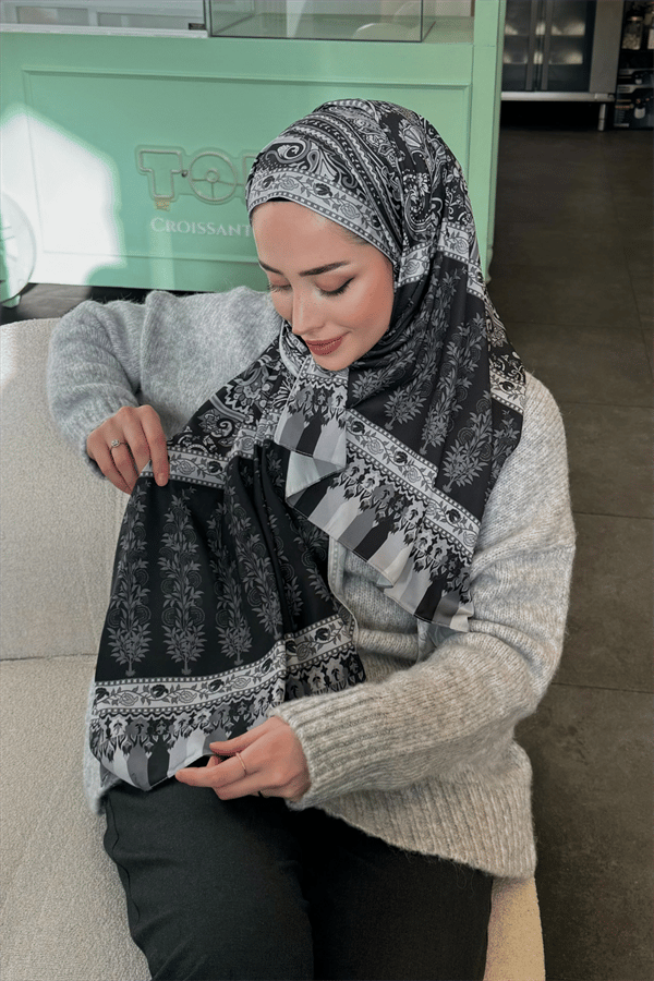 Duygu'nun Siyah Ediz Desen İpek Şal Tercihi