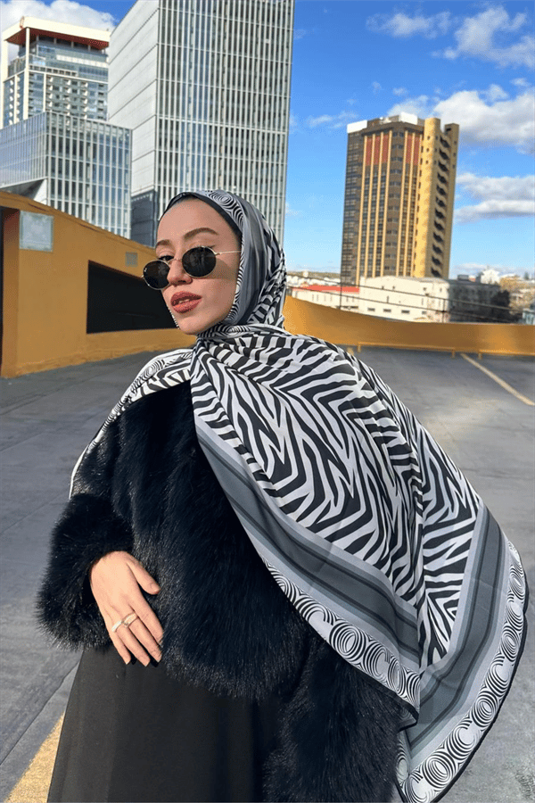 Halima'nın Siyah Zebra Desen İpek Şal Tercihi
