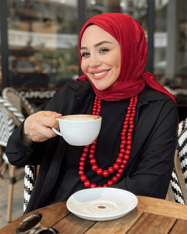 Hazal Aydın'ın Kırmızı Piliseli Bambu Şal Tercihi